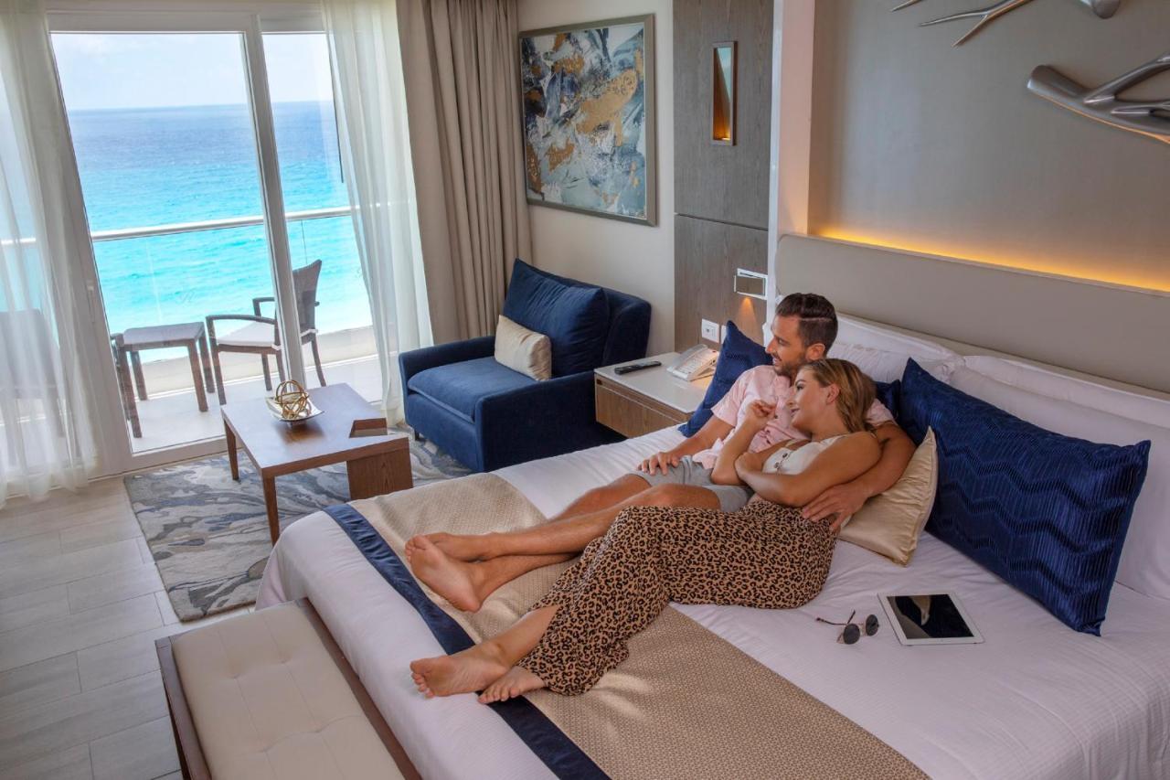 Royalton Chic Cancun, An Autograph Collection All-Inclusive Resort - Adults Only Bagian luar foto A couple relaxing in a suite at the Hard Rock Hotel